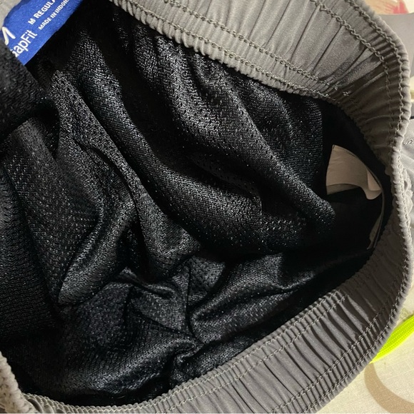 Gap Kids Mesh Lined Gray Performance Shorts - Picture 4 of 7